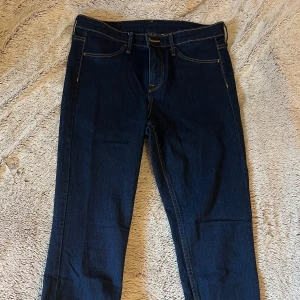 Mörkblå skinny jeans från H&M - Mörkblå jeans med smal passform, normalhög midja och ankellängd. Storlek 28