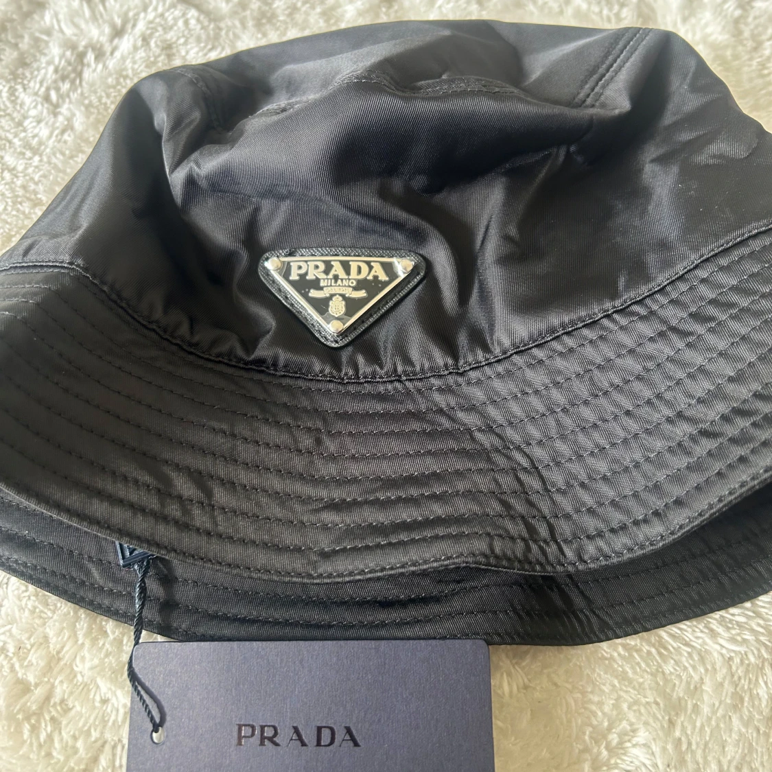 Svart bucket hat från Prada