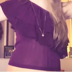 Vinröd volangtopp - Snygg fest topp från Mango💓Storlek S och i väldigt bra skick. Den är one shoulder och lite glittrig.