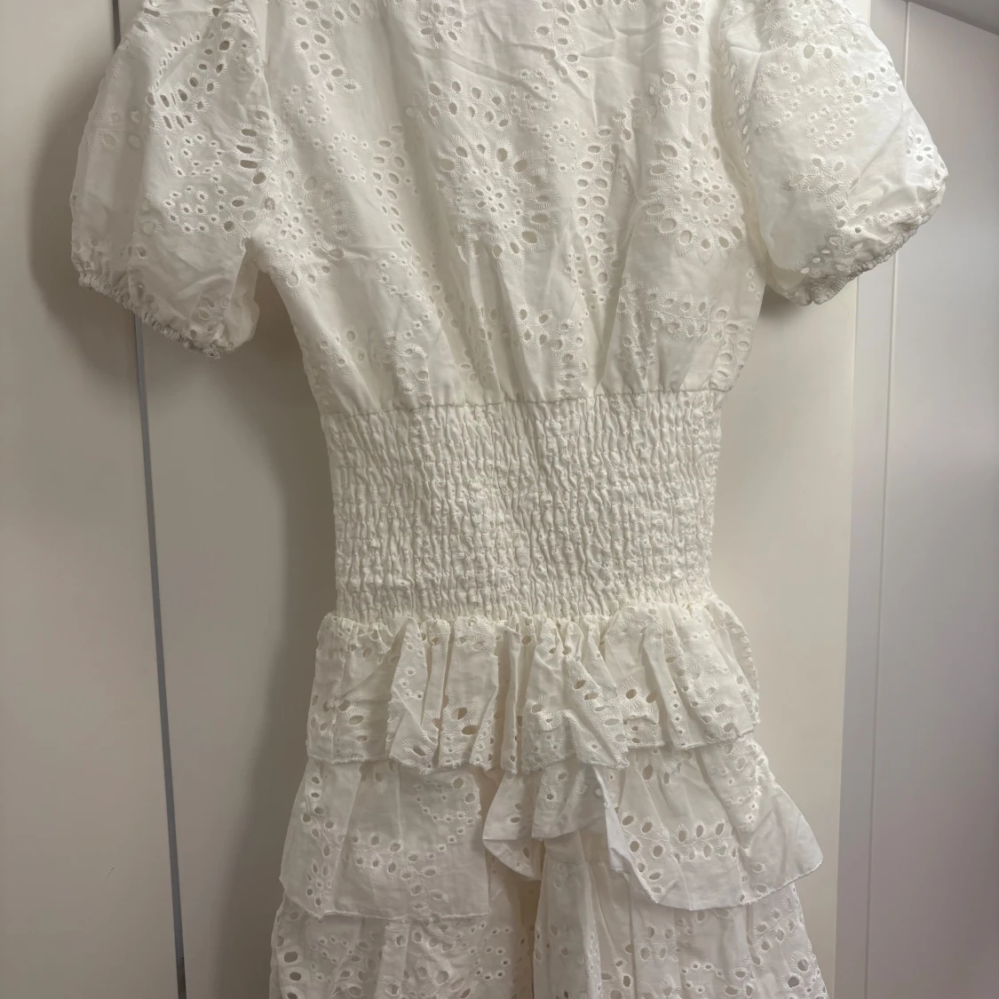 Vit kort klänning med volanger - 2