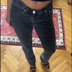 Svarta raka jeans  - Från Weekday i modellen Twig- raka ben med låg-mellan midja. Längd 32 så passar längre personer. Midjestorlek 25. Skulle säga att de passar Xs-S