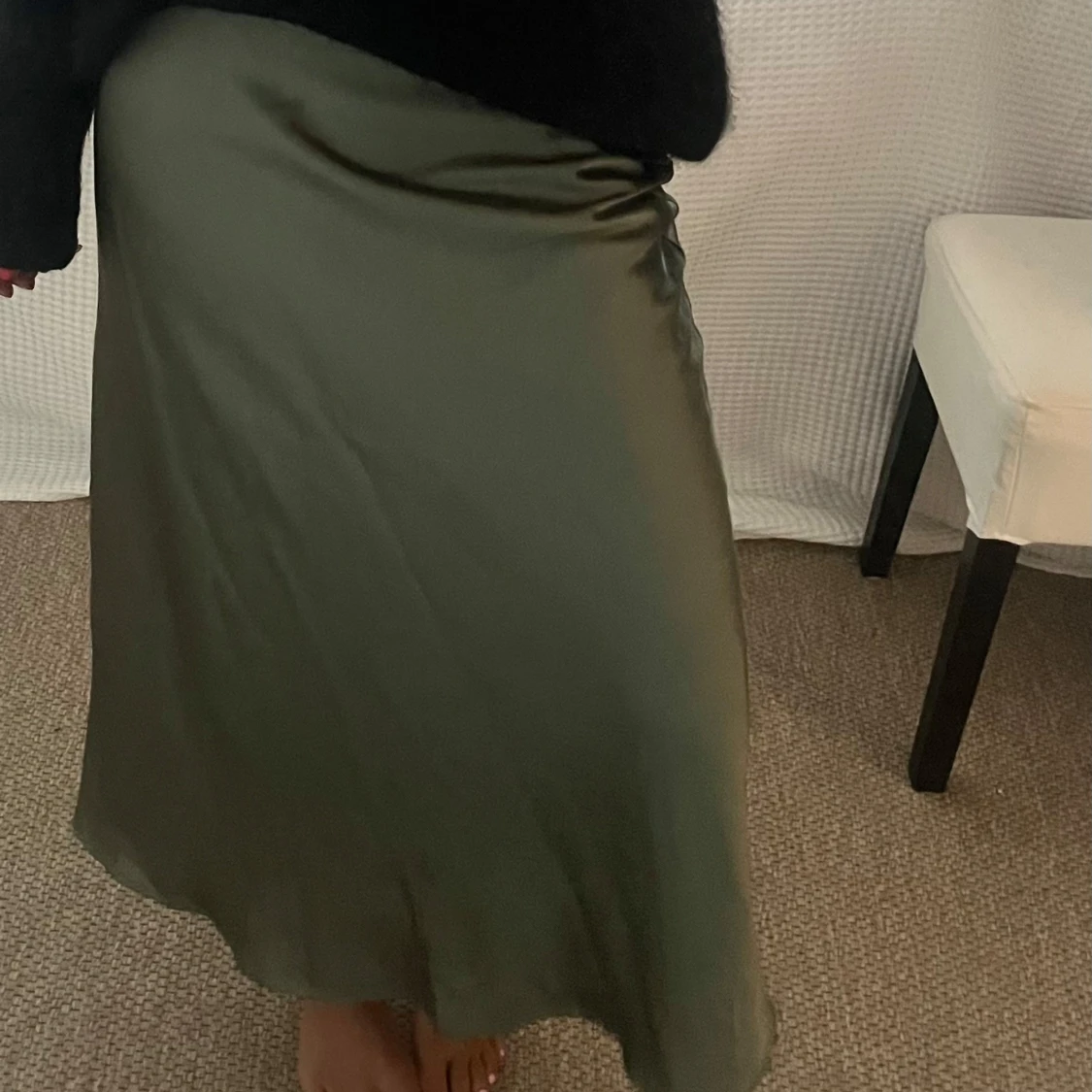 Olivgrön satinlångkjol - 1