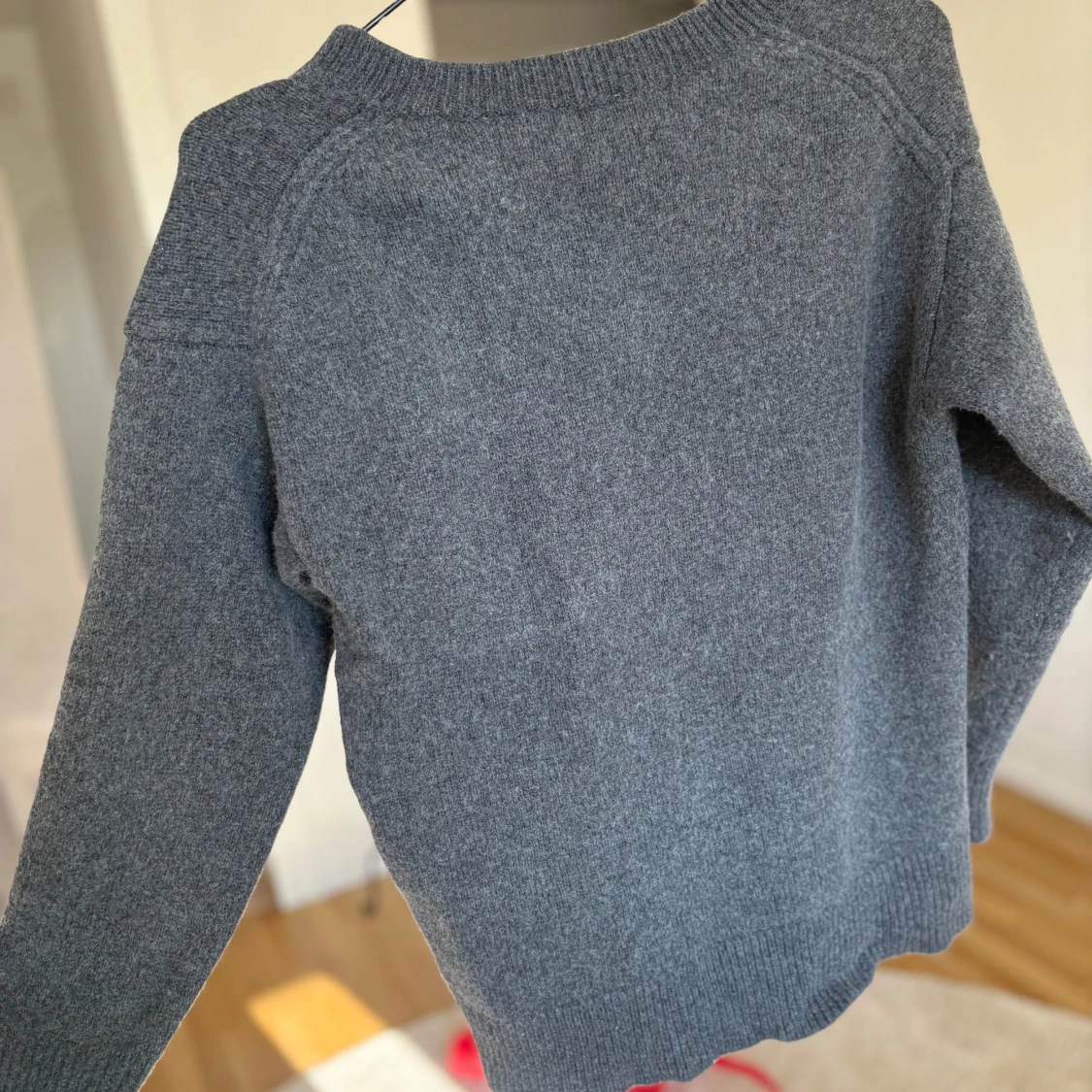 Grå stickad tröja med v-ringning - 1