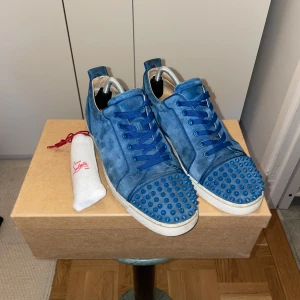  Louboutin - Säljer mina Loubs storlek 43 men passar 44. 6.5/10 box medföljer och även skosnören. Pris kan diskuteras vid snabb afär  