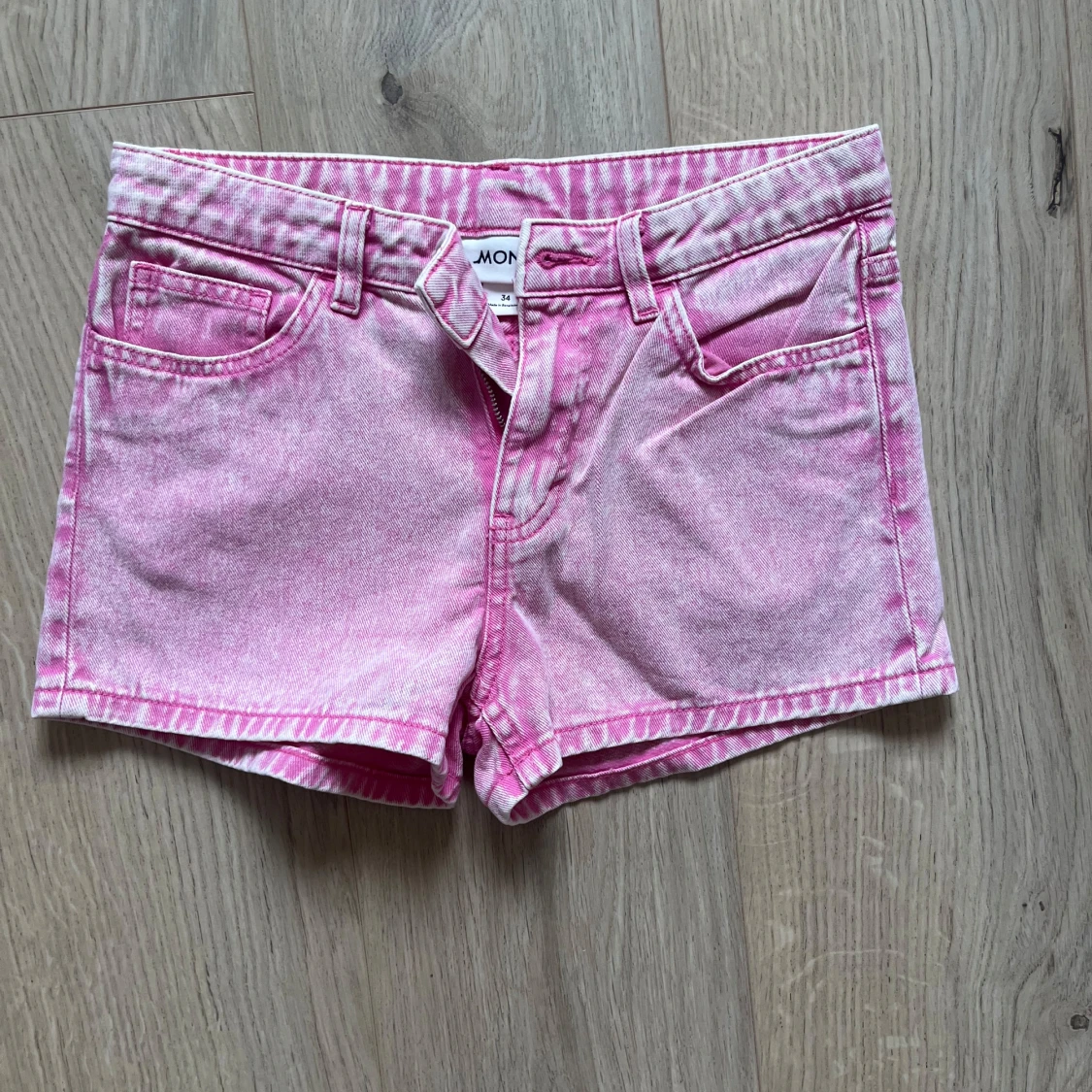 Rosa jeansshorts från Monki
