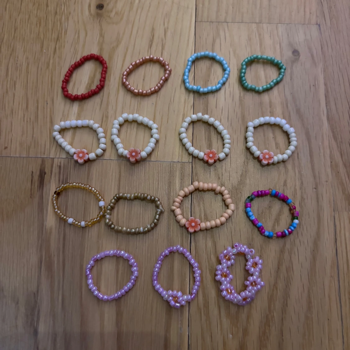 Färgglada pärlringar med blommor