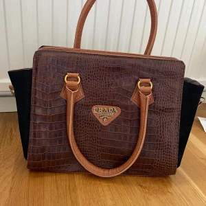 Handväska  - Handväska säljes i fint skick, ej äkta 