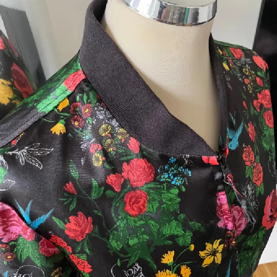 Blommig bomberjacka med dragkedja - 2