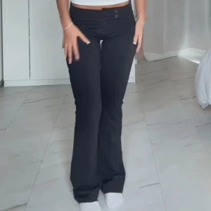 Lågmidjade kostymbyxor  - Superfina lågmidjade kostymbyxor från Nelly som tyvärr var för små för mig 🫶 HAR LAGGT UPP IGEN FÖR GRATIS FRAKT!!