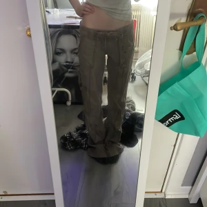  cargopants från ONLY - Säljer ett par  cargopants från ONLY med broderade detaljer och flera fickor på sidorna. Byxorna har knytband i midjan och är raka i modellen. 