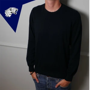 OSCAR JACOBSON TRÖJA - Stickad tröja fårn Oscar Jacobson | Skick: 8.5/10 | Strl: S (krympt lite i tvätten) | Modellen är 180 cm lång | Hör av dig om du undrar någonting!