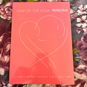 Map of the Soul: Persona - En snygg fotobok och lyricsbok från BTS, fylld med färgstarka bilder på medlemmarna och texter till låtar som 'Make It Right'. Perfekt för dig som älskar K-pop