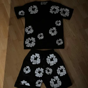 Svart set med vita blommor - Svart set med mjukisbyxor shorts och T-shirt med vita blommor