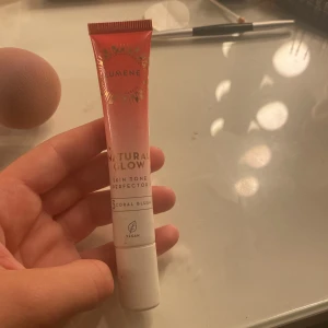 Lumene Natural Glow Coral Blush - Fräsch och vegansk rouge från Lumene i färgen Coral Blush. Tuben är smidig att använda och ger ett naturligt glow till kinderna. Perfekt för dig som vill ha en lätt och fräsch look med en hint av korallrosa ton. Knappt använd 