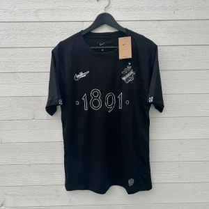 AIK Fotbollströja - Säljer en AIK fotbollströja i storlek M som är helt ny med prislapp! 