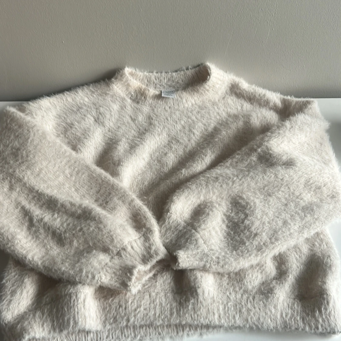 Ljus fluffig stickad tröja från Lindex - 1