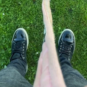 Svarta sneakers från Lanvin uk 6 - Snygga svarta sneakers från Lanvin med klassisk rund tå och platt vit sula. Ovandelen är i mocka med lackad tå och svarta snören. Metallfärgade öljetter och diskret Lanvin-logga under sulan. Perfekt för dig som gillar stilrena och lyxiga detaljer.