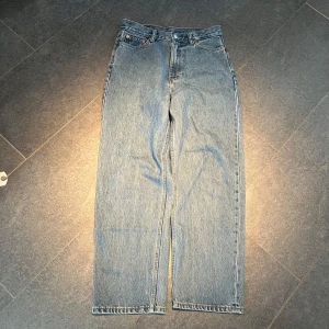 Weekday Galaxy Loose Straight Jeans W27 L30 - Ett par snygga blå, raka snygga jeans från weekday i modellen Galaxy. Byxorna är i mycket bra skick.  Midja: 39cm Ytterben: 101 cm Innerben: 71 cm  Benöppning: 20,5 cm Priset kan diskuteras!