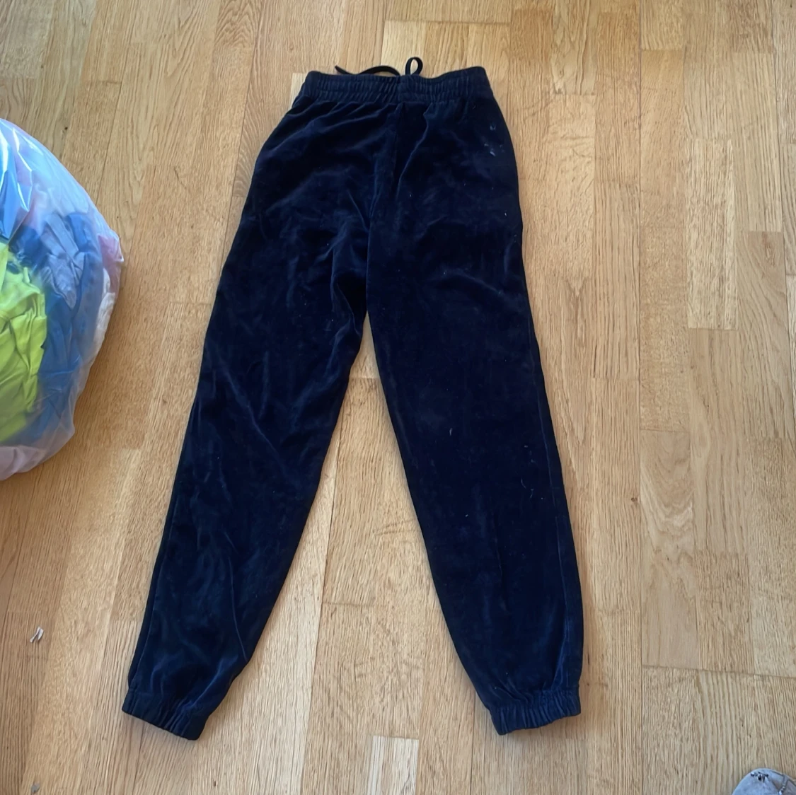 Svarta velourbyxor från C XS - 1