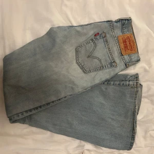 Levis 517 bootcut ljusblå jeans - Säljer ett par ikoniska Levis 517 jeans i ljusblå tvätt med bootcut passform och låg midja. Klassisk femficksdesign. Slitna på undersidan av baksidan som ni ser på sista bild, inget man ser när de är på, går säkert även att fixa till detta.