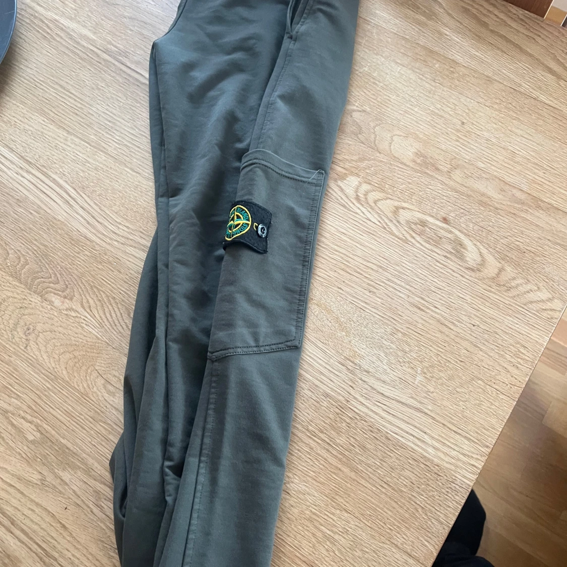 Stone Island gröna mjukisbyxor - 2