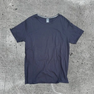 Svart t-shirt från Number (N)ine - clean number nine blank. kontakta för mer info.