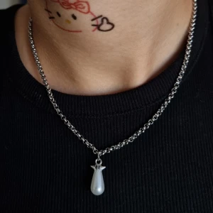Silverhalsband med droppformad pärla - Stilrent halsband. Rostfritt stål 
