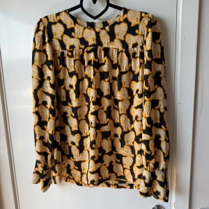 Blus STOCH LM - Superfin blus från STOCHOLM LM med lejon mönster. Blå/gul/vit