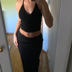 Svart ribbat sett - Svart ribbad långkjol och matchade svart ribbad topp med öppen rygg. Iprincip inte använd. Lappen är borta men är rätt säker på att det är XS. Stretchig!! Säljer båda för 100kr, men går att köpa enskilt också (då kommer vi överens om pris)💓Jag är ca 164