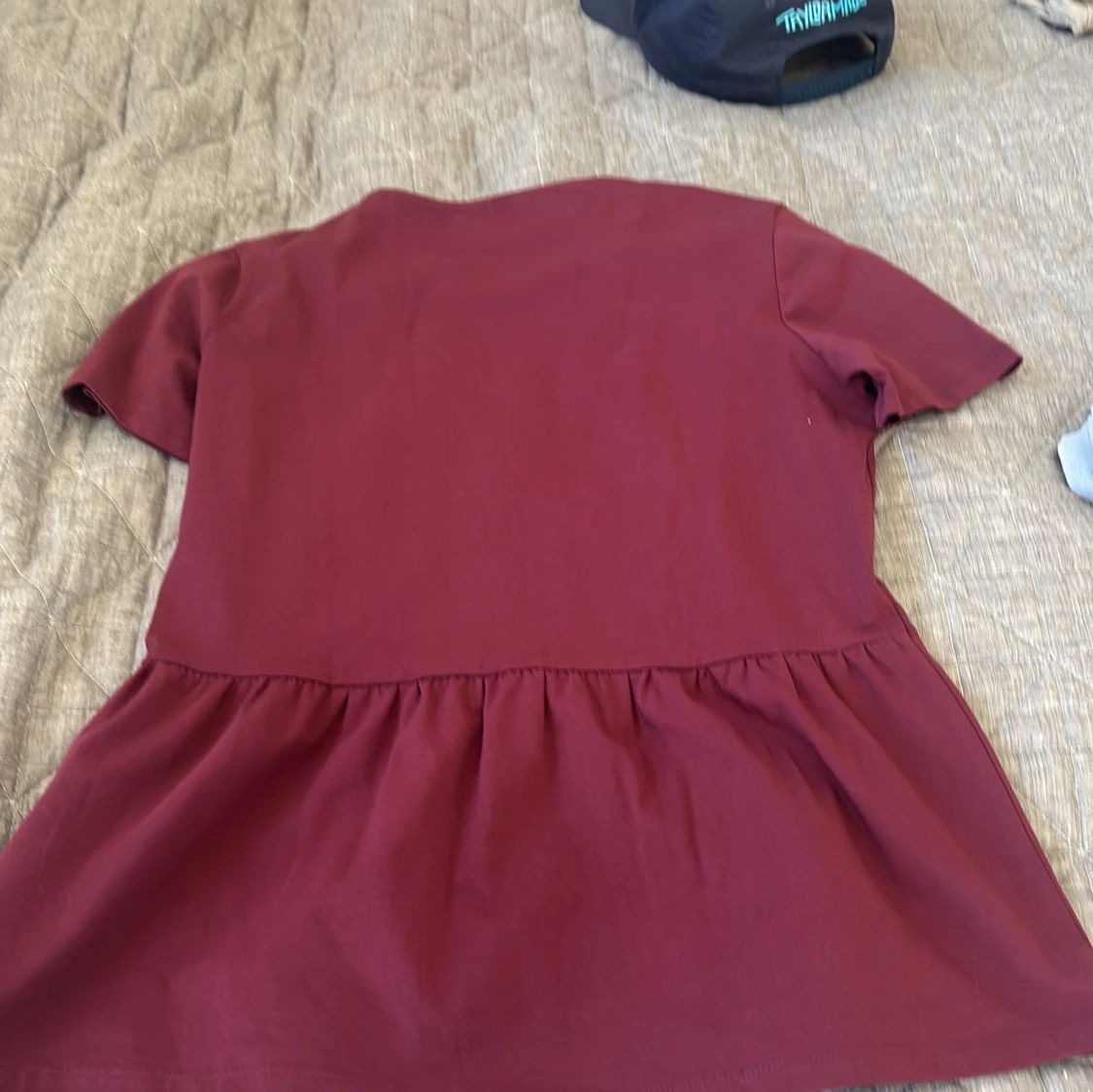 Vinröd peplum blus med volang - 2