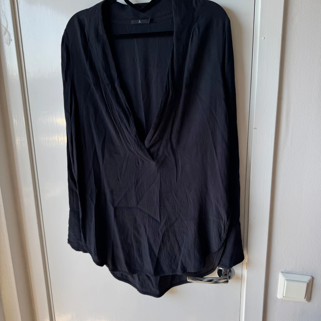 Svart v-ringad skjorta från Å