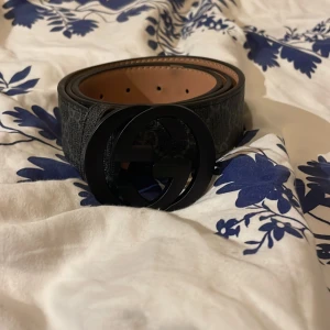 Svart bälte - Riksfet bälte i dunder kvalitet till sjukt pris. Storlek 105 i helt nytt skick. Kom dm för mer info.