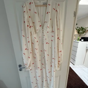 Adoore klänning - Super fin adoore klänning, storlek 46.  Aldrig använd endast testad.. Posianto klänning.