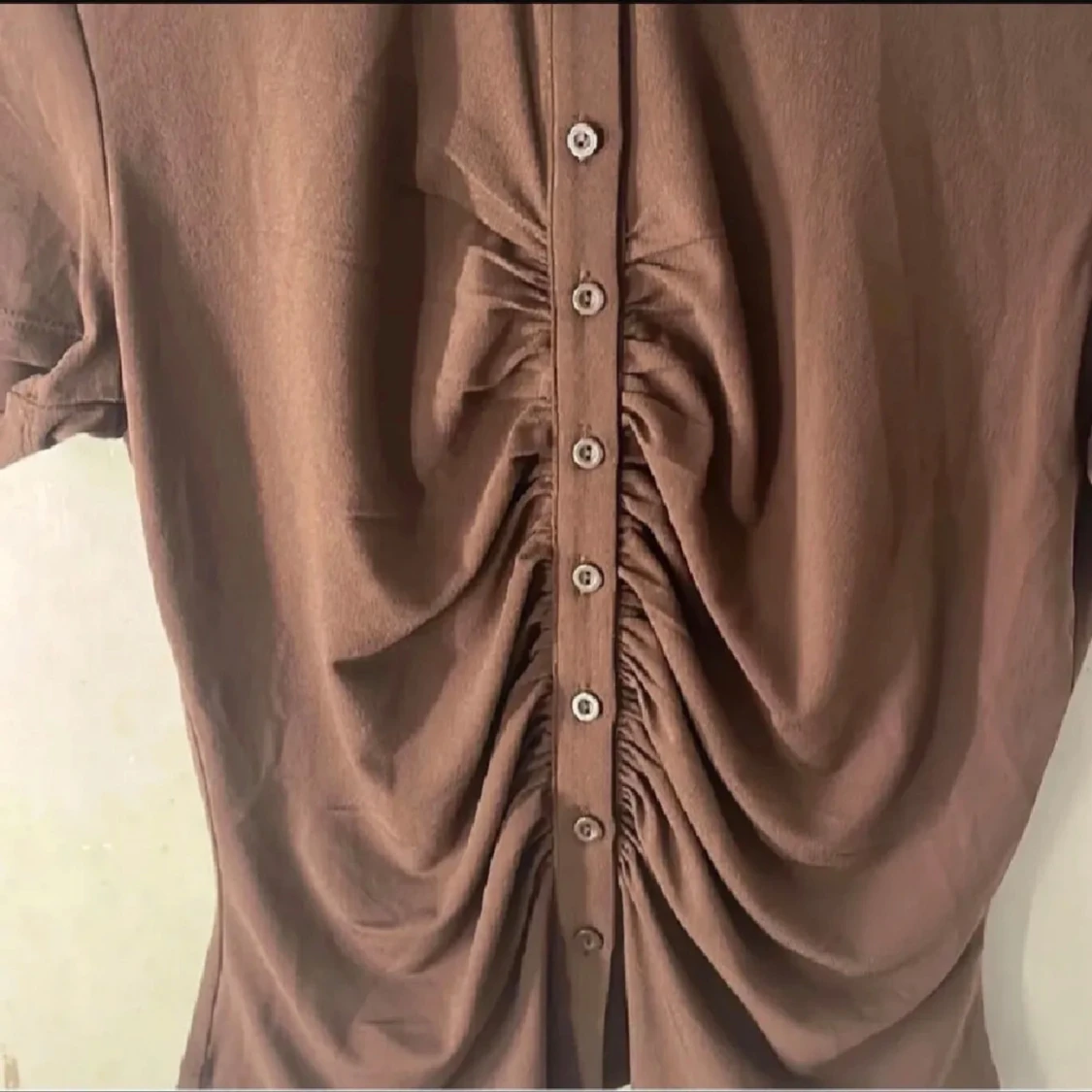 Brun blus med knappar från Bik Bok - 1