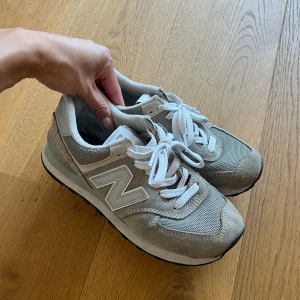 New Balance 574 sneakers - Grå/beige färg, storlek 36.5. Använda men i gott skick