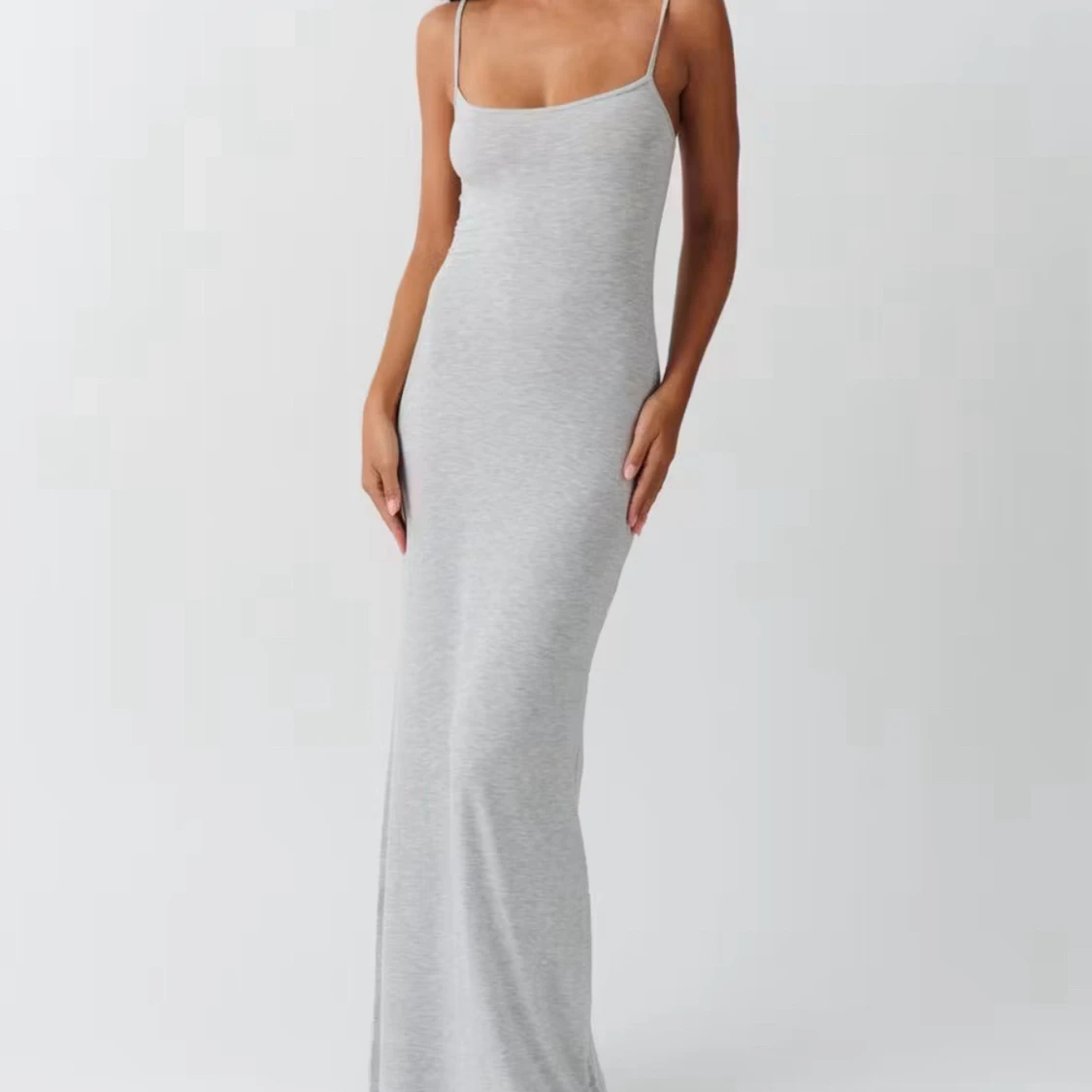 Grå långklänning med smala axelband - 2