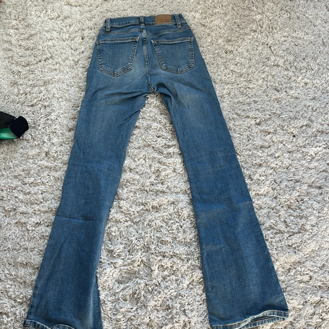 Blåa botcut jeans - 2