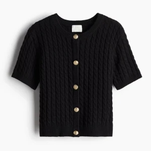 Kabelstickad tröja med guldknappar HM - Helt slutsåld tröja från HM, inga defekter fortfarande ny skick.🌸🥰