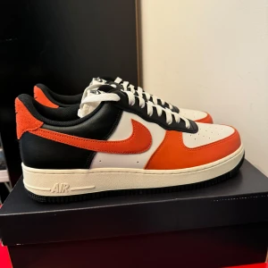 Nike Air Force 1 '07 LV8, Svart/Orange, strl45 - Helt nya Nike Air Force 1 '07 LV8, Svart/Orange, strl45 Skorna har inte blivit använda   Original kartong medföljer!