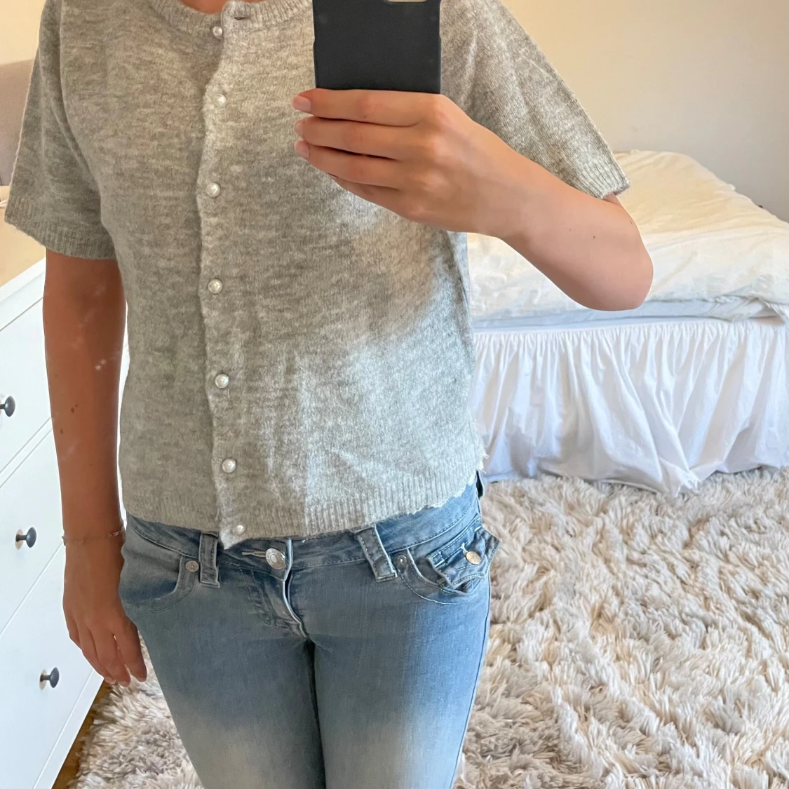 Grå kortärmad kofta med pärlknappar 🤍🤍