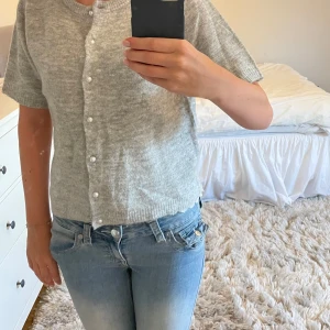 Grå kortärmad kofta med pärlknappar 🤍🤍 - Superfin ljusgrå kofta  med korta ärmar och pärlknappar framtill. Använd fåtal gånger 💗