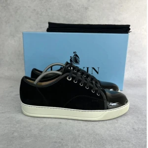 Lanvin DBB1 cap toe sneaker - – Condition: 9,5/10  - Size: 41/UK7  – What is included: Box & dustbag  – Retail price: 6000 + SEK  Please note that Lanvins fit big and our recommendation is to go one size down