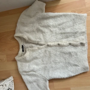 Stickad kofta T-shirt  - Snygg kofta med korta ärmar varm o skön från Gina i strlk S använd ett par gånger men kommer tvättas innan så den blir finare