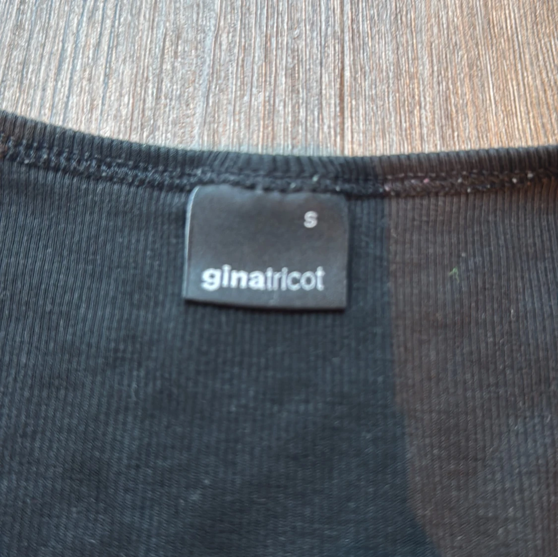 Svart ribbad topp från Gina Tricot - 1