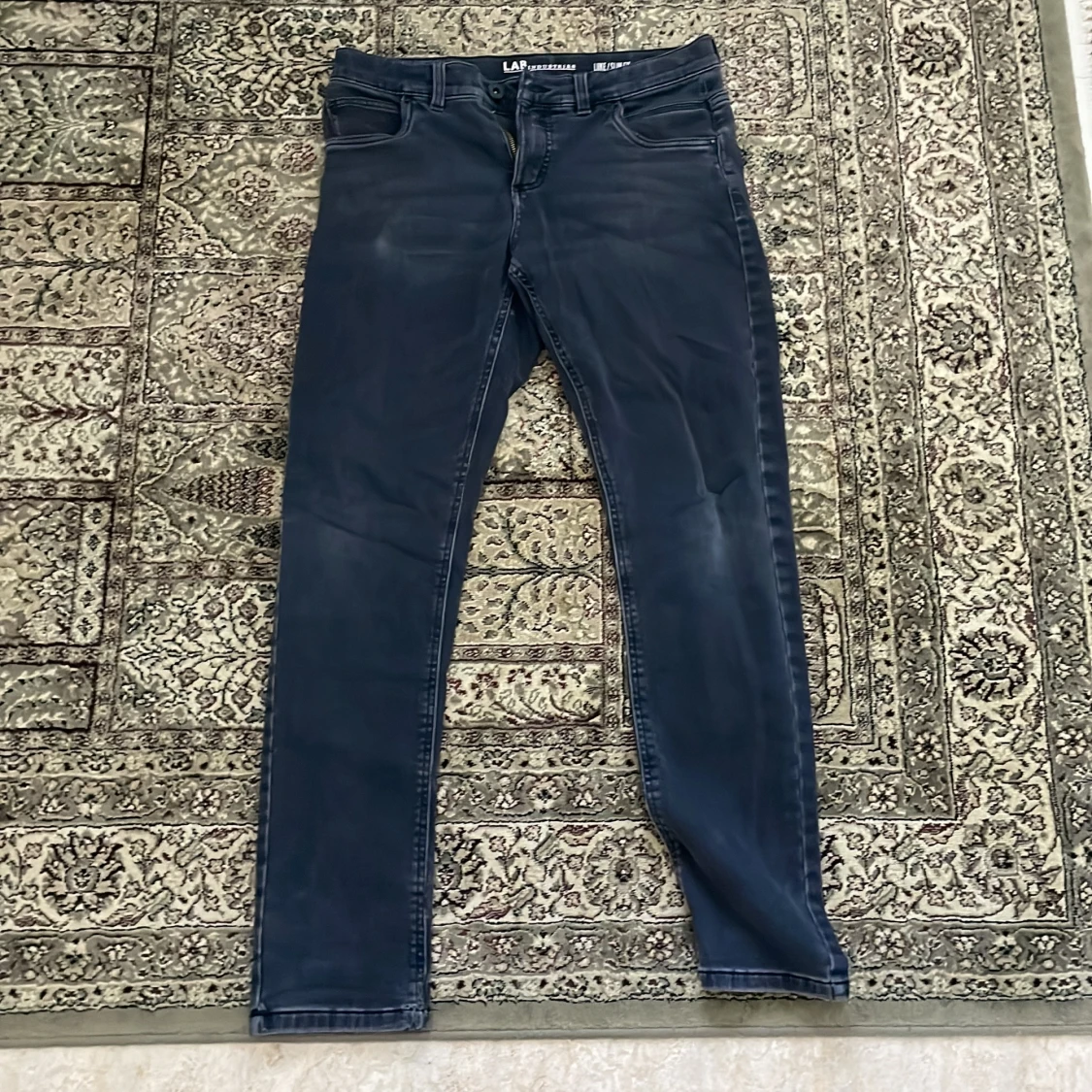 Mörkblå slim fit jeans från LAB