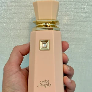 French Avenue Sweet Paradise 100 ml - Sweet Paradise från French Avenue 100 ml Enbart testsprayad. Kommer i originalförpackningen.