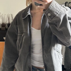 Grå jeansjacka Zara - Säljer en grå jeansjacka från Zara med dragkedja och knappar. Jackan har en normal passform och långa ärmar. Verkligen såå snygg!! Köpt här på Plick men aldrig använd av mig, jättebra skick💞