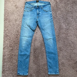Blåa Lee Jeans - Ett par Lee jeans modell Luke i storlek W29 L32. Tveka inte på att höra av dig vid minsta fundering!