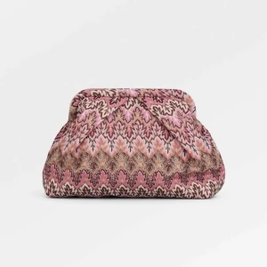 Beck Södergard clutch - !INTRESSEKOLL! Kuvertväska med unikt mönster i rosa, beige och bruna toner. Väskan har en mjuk, sammetliknande yta och ett rymligt fack med dragkedja på insidan. Perfekt för att lyfta din outfit med coola detaljer och färg. Helt oanvänd. 