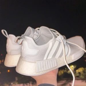 Adidas NMD R1 vita sneakers - Knappt använda adidas NMD R1 vita. Köpta för 1200 säljer för 750.
